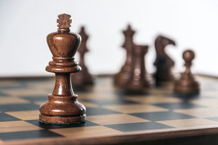 Conjunto de vetores de figuras de xadrez. rei, rainha, bispo, cavalo ou  cavalo, torre e peão - peças de xadrez padrão. jogo de tabuleiro  estratégico para lazer intelectual. itens pretos.