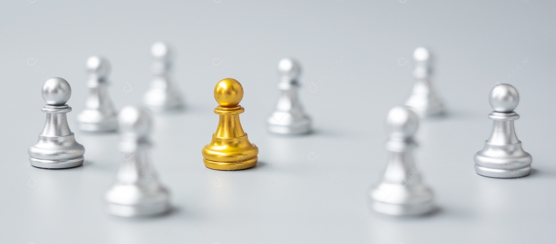 Peão de xadrez dourado em frente a outro xadrez