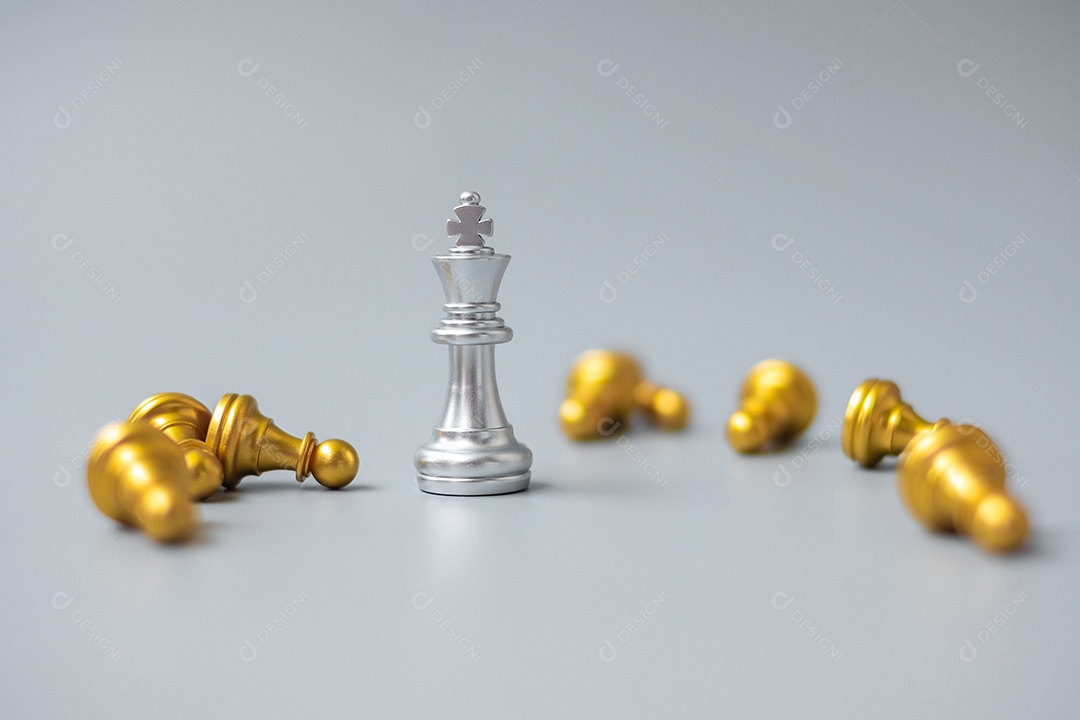 Mão de empresário movendo a figura do rei do xadrez de ouro durante a  competição do tabuleiro de xadrez.