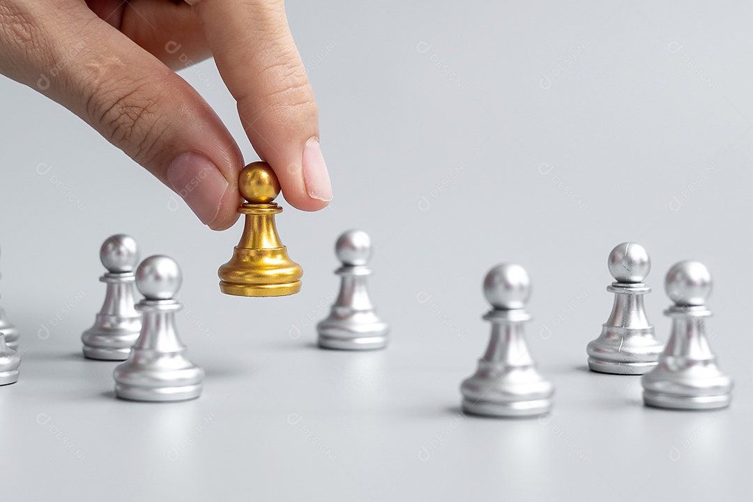 Peão de ouro do xadrez único pense diferente individual e se destaque do  conceito da multidão