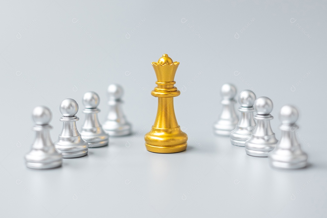 Rei de xadrez preto e dourado conceito de líder de negócios