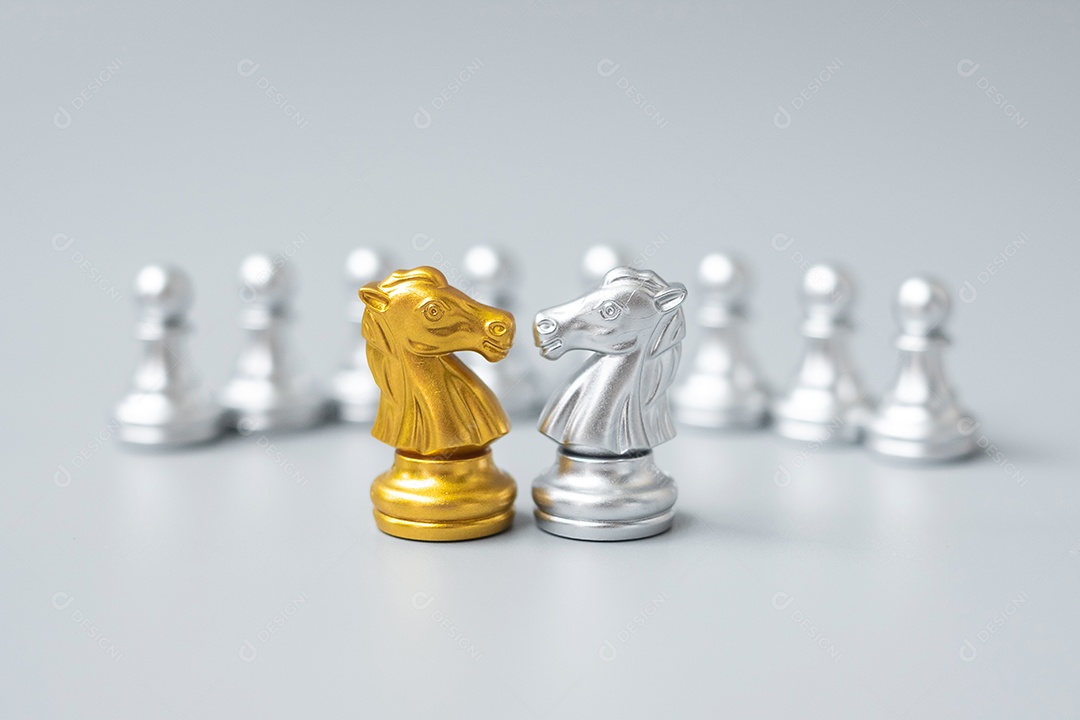 Peças de xadrez de cavalo de ouro e prata