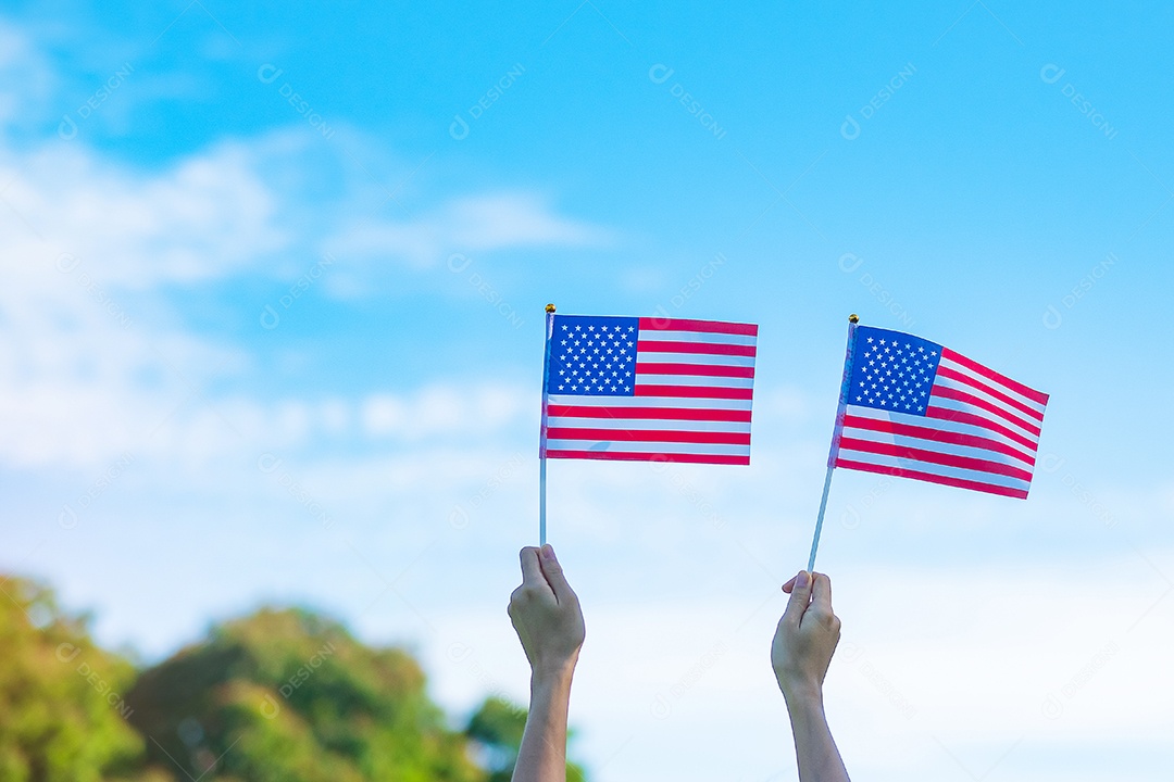 Mão Segurando A Bandeira Dos Estados Unidos Da América No Fundo Do Céu Azul Download Designi 