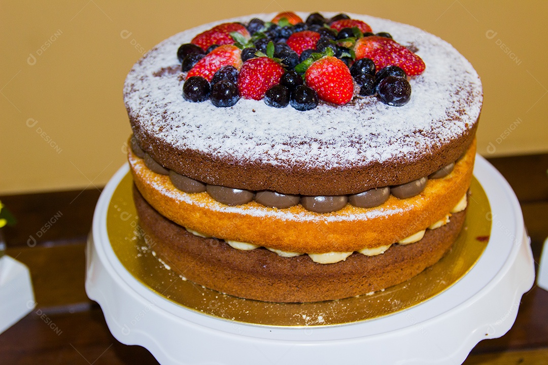 Naked Cake Com Cobertura De Morango E Recheio De Chocolate No Rio De Janeiro Brasil Download