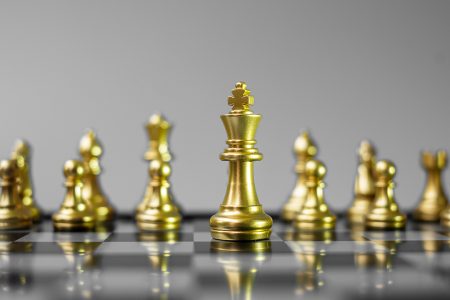 equipe de figuras de xadrez de prata (Rei, Rainha, Bispo, Cavalo