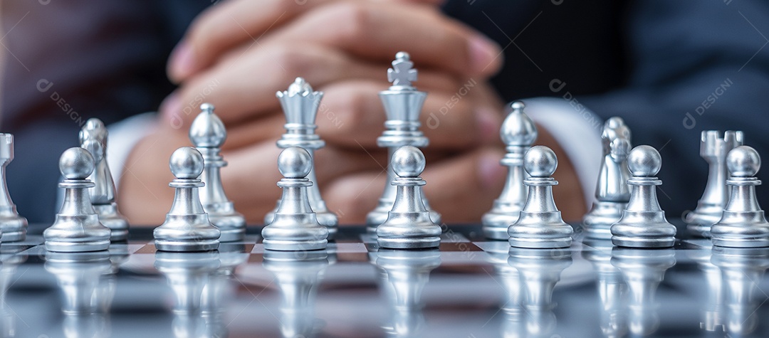 Prata rei e rainha no tabuleiro de xadrez