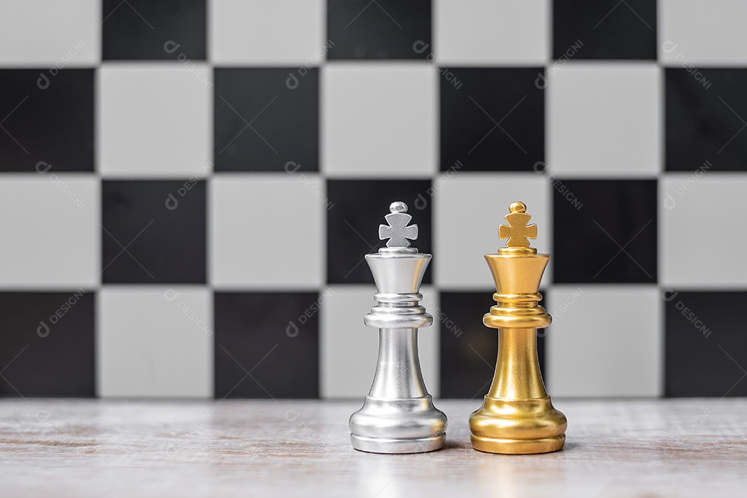 Prata rei e rainha no tabuleiro de xadrez