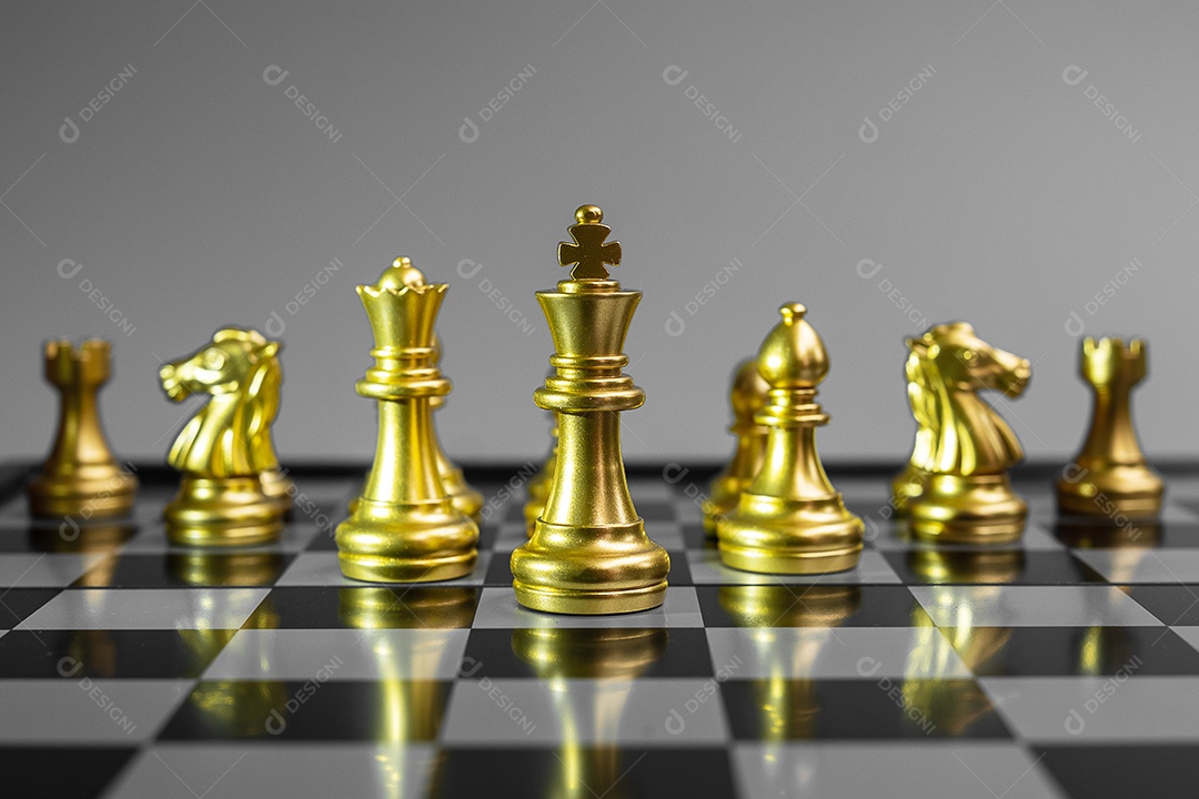 O conjunto de elemento de peças de xadrez dourado, rei, rainha, torre,  bispo, cavalo, peão em pé no tabuleiro de xadrez em fundo escuro, estilo  vertical. liderança, trabalho em equipe, parceria, conceito