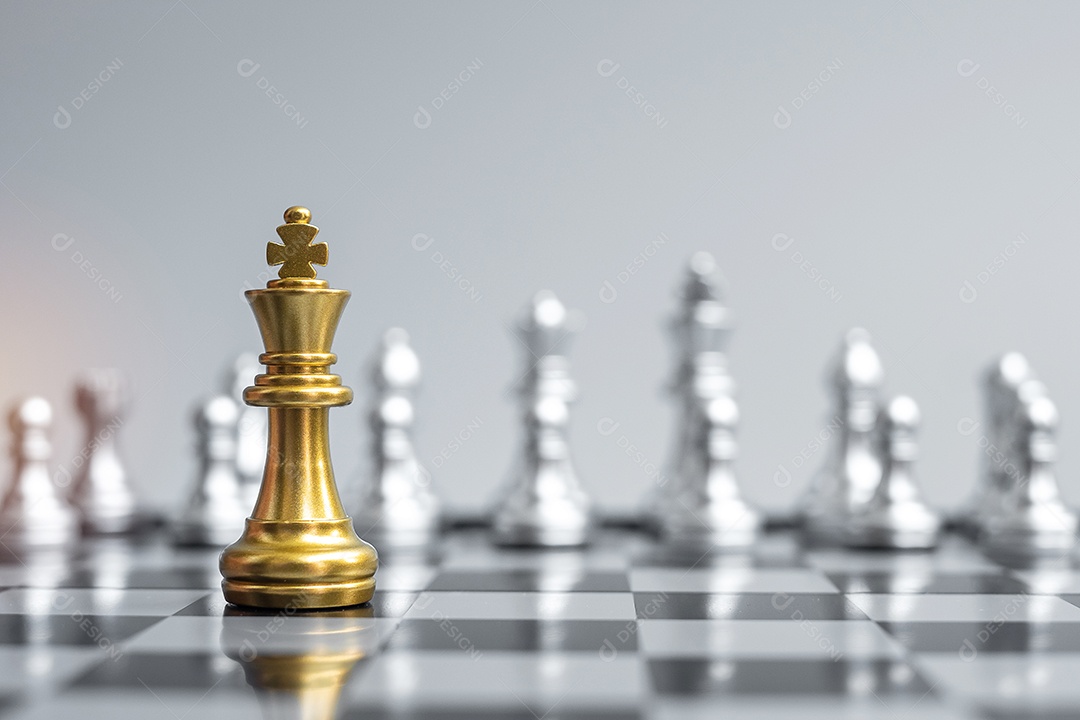 Posição do rei do ouro do jogo de xadrez e tabuleiro de xadrez de