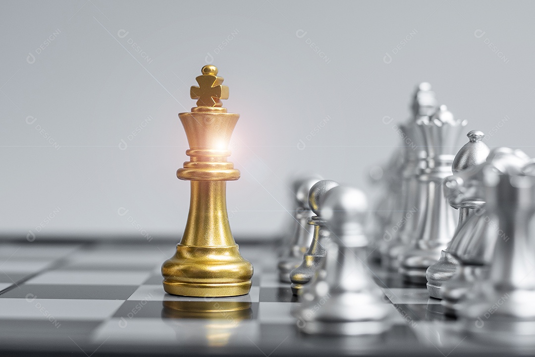 Figura do rei da xadrez do ouro e inimigo ou oponente do xeque-mate  [download] - Designi