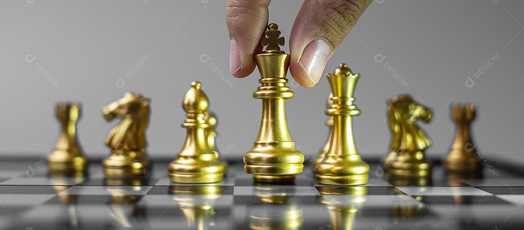 Figura do rei do xadrez de ouro destaque-se da multidão no fundo do  tabuleiro de xadrez.