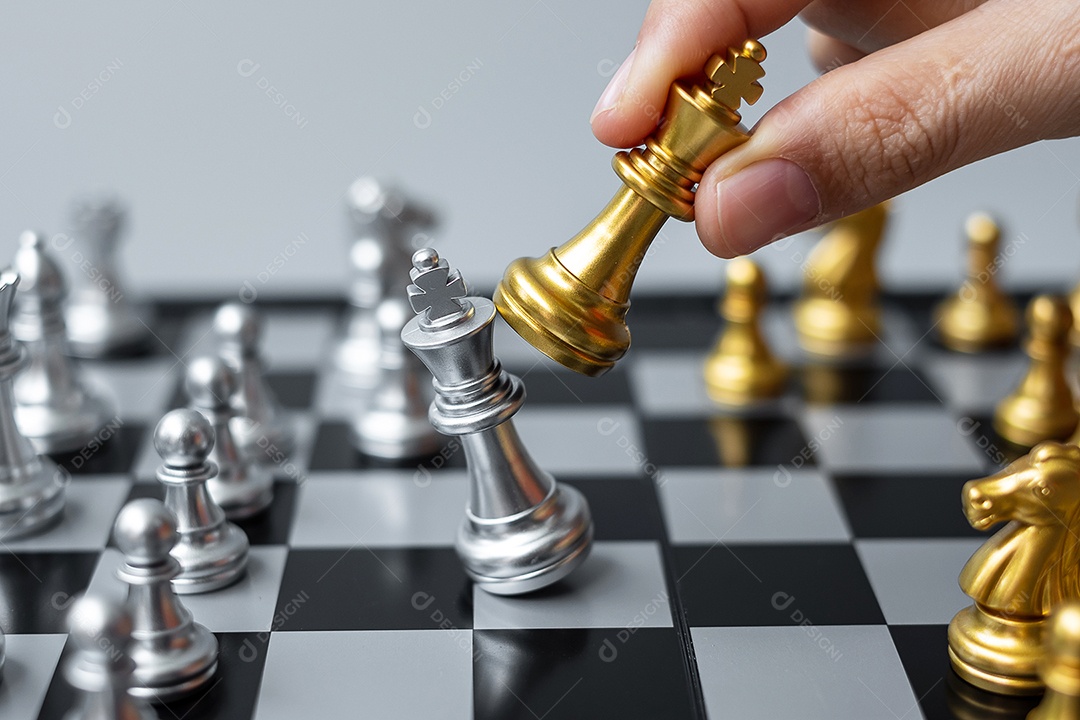 A figura do rei do xadrez de ouro se destaca da multidão de energia ou  oponente durante a competição de xadrez.