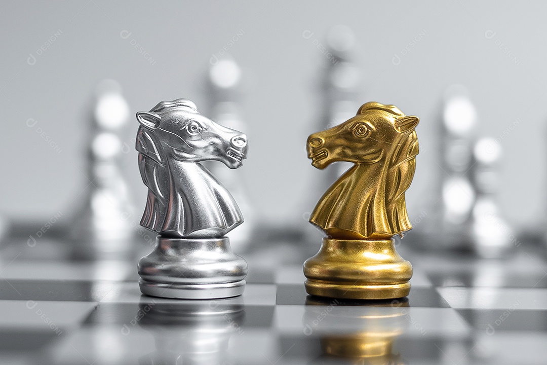 O confronto entre cavalos de ouro e prata, peça de xadrez do cavaleiro  juntos no tabuleiro de xadrez em fundo escuro. liderança, parceria,  concorrente, competição e conceito de estratégia de negócios.