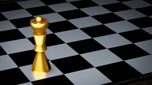 mão de empresário movendo figura de ouro Chess King e Checkmate