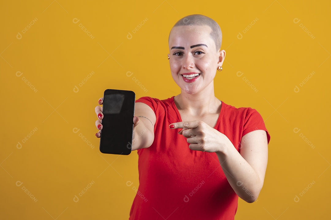 Mulher Jovem Careca Usando Blusa Vermelha Segurando Um Celular Download Designi