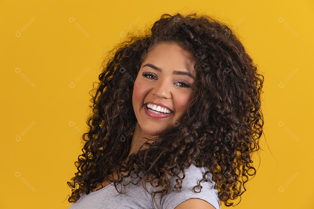 uma linda menina morena com cabelos cacheados em um casaco de pele amarelo  olha para a câmera e sorri. uma garota com aparência espanhola. 19089388  Foto de stock no Vecteezy