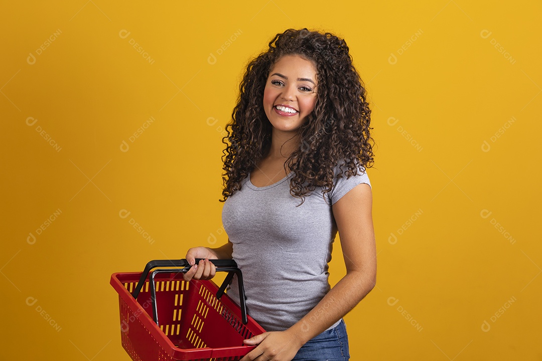 Linda mulher jovem morena cabelo cacheado sobre fundo isolado amarelo  [download] - Designi