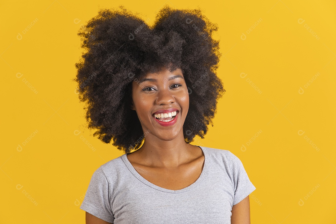 Linda mulher jovem morena cabelo cacheado sobre fundo isolado amarelo  [download] - Designi