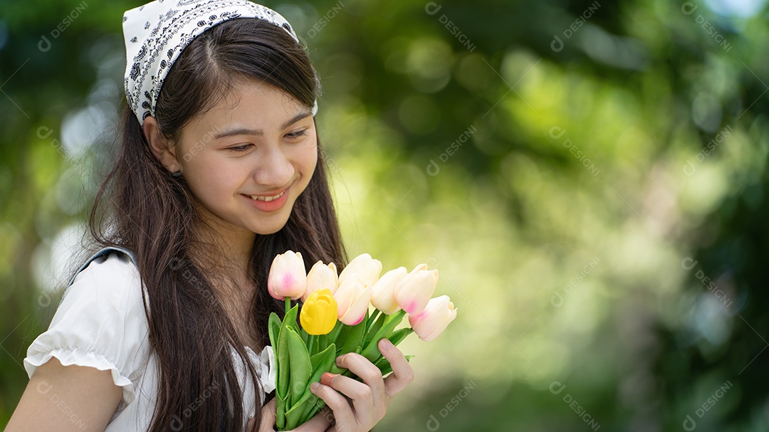 Linda menina garota jovem segurando flor flores