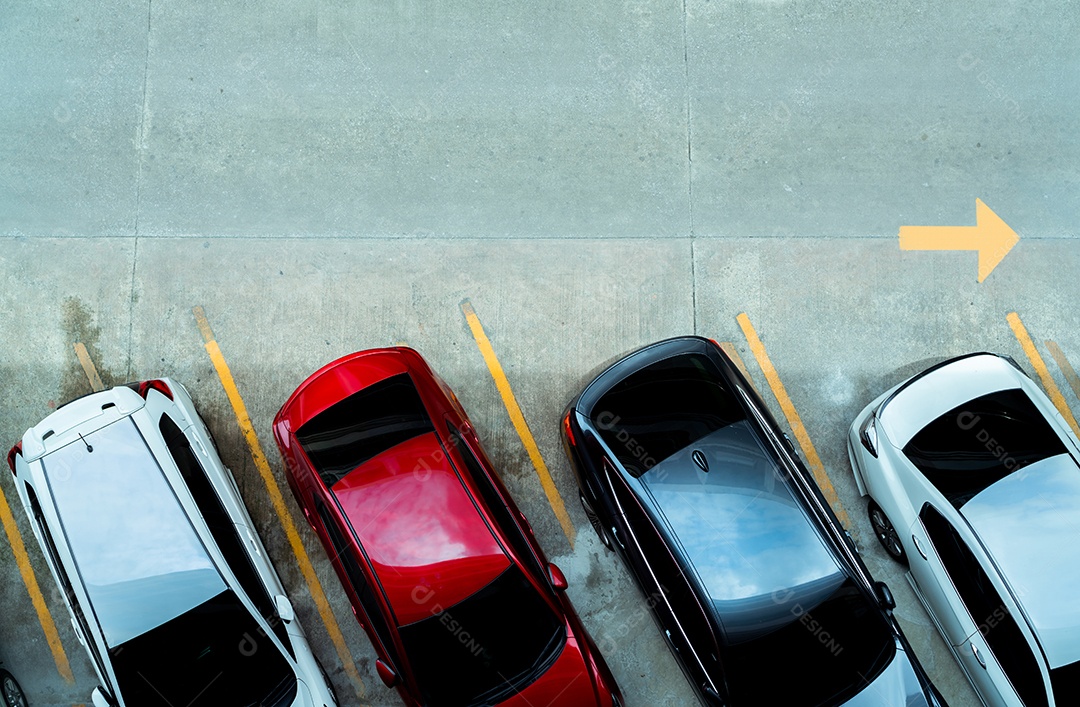 Carro antigo estacionado em um estacionamento subterrâneo com um