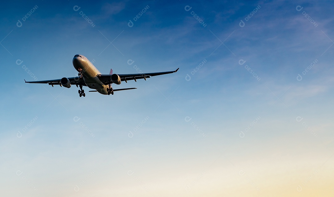Aviões de linha aérea comercial voando isolados