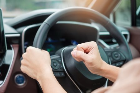 mulher motorista stick shift transmissão uma engrenagem do carro, volante  controlando a mão durante o movimento do veículo [download] - Designi