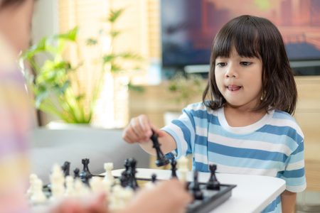 Crianças jogando xadrez de madeira, competição offline e conceito de  estratégia