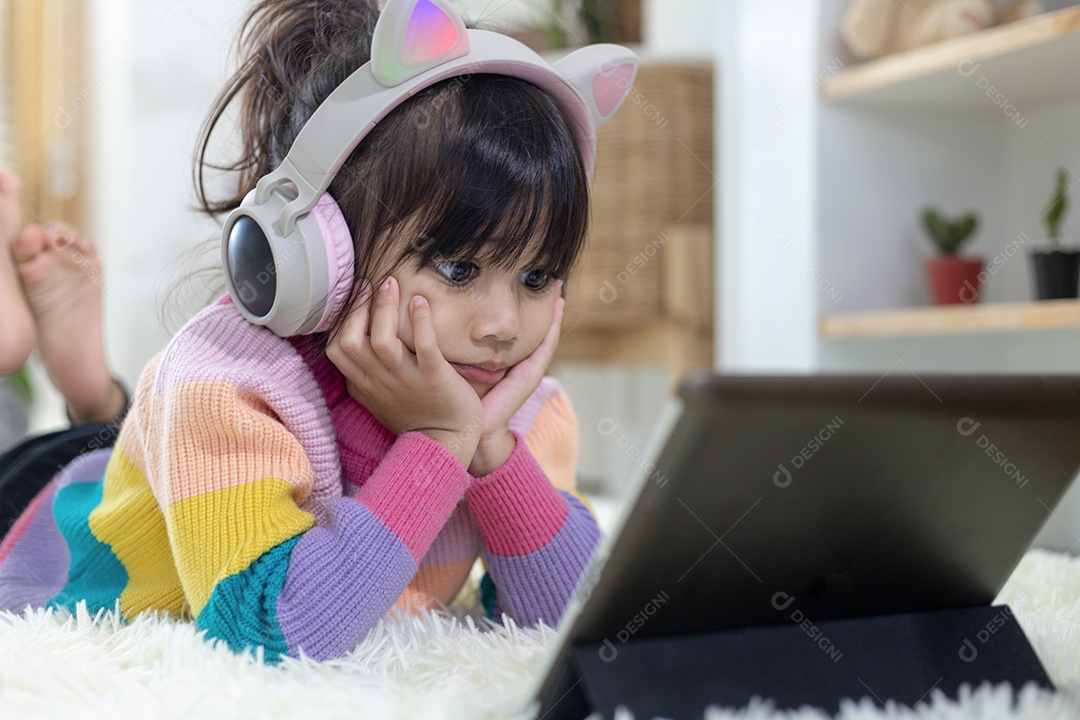 Linda garota asiática usando fone de ouvido aprendendo música de