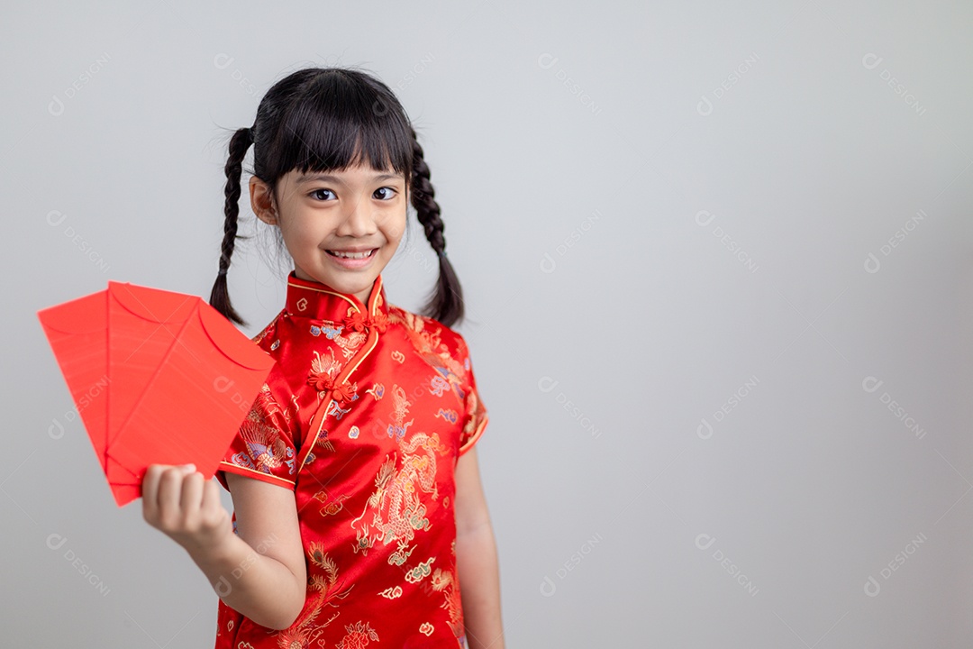menina asiática bonitinha jogando jogo de professor ou uma pequena