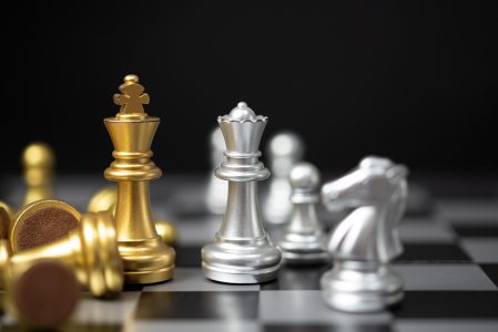 As peças de xadrez do rei, xadrez do rei dourado em um tabuleiro