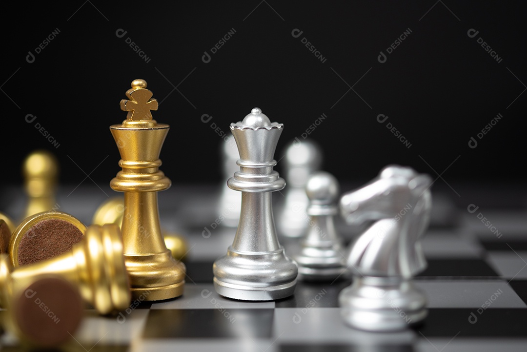 mão do empresário movendo o xadrez rei dourado para lutar contra o xadrez  rei prata com a diretriz do livro de abertura jogar com sucesso na  competição. estratégia de gestão ou liderança