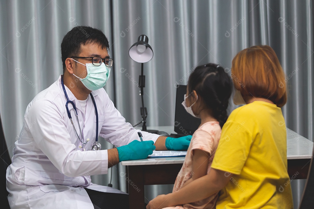 Médico Mostrando Dos Desenhos Animados Cuidando De Pacientes PNG