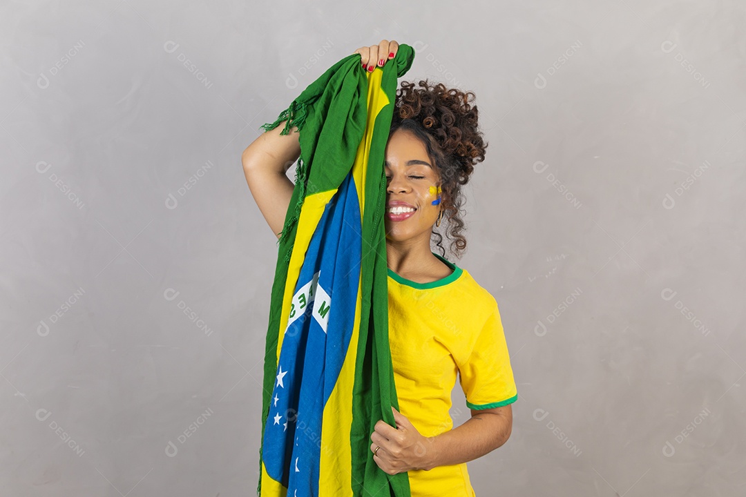 Linda mulher jovem morena segurando bandeira do brasil com a mão