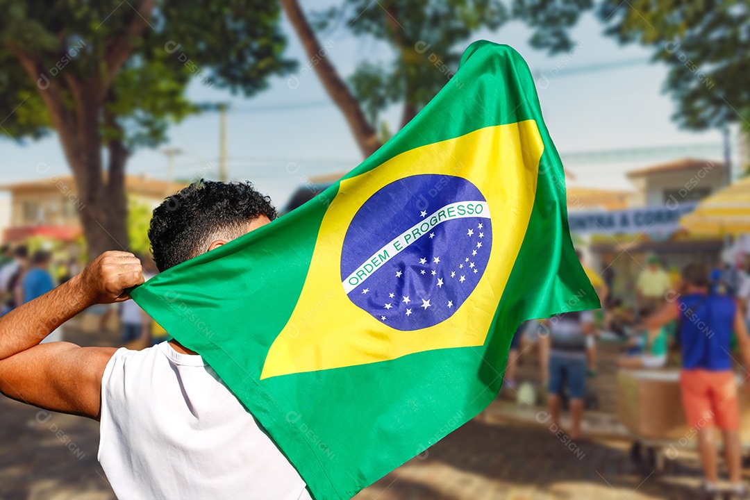 Segurando a Bandeira do Brasil Dia da Independência do Brasil PNG