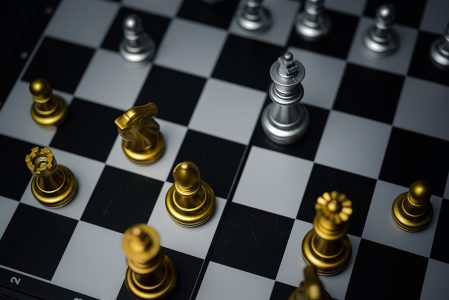 Vista superior das peças pretas no tabuleiro de xadrez conceitos de  inteligência de estratégia de jogo de xadrez