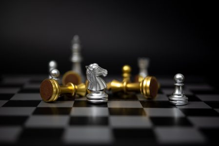 Ideias de estratégia e planejamento de negócios. O rei dourado do xadrez  enfrenta a rainha de prata no tabuleiro. [download] - Designi