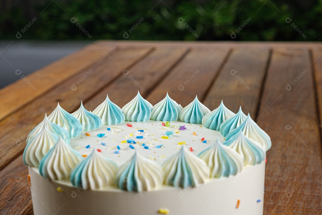 Bolo de aniversário simples feminino azul coberto com manteiga