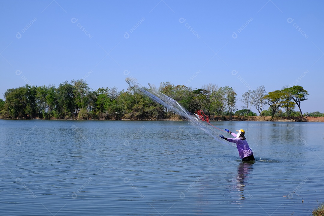 pescador jogando rede de pesca no rio [download] - Designi