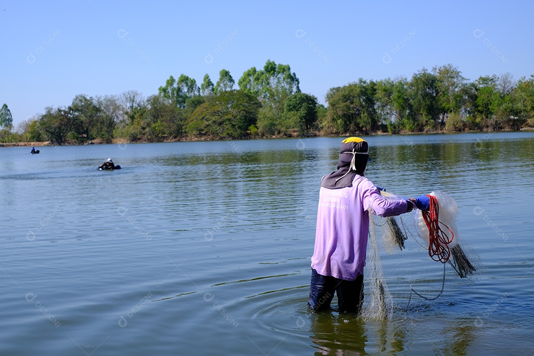 pescador jogando rede de pesca no rio [download] - Designi