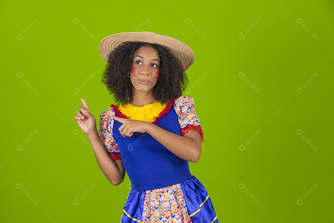 Linda mulher jovem usando fantasia de festa junina sobre fundo isolado