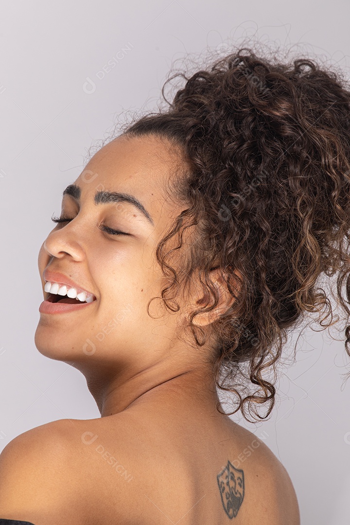 Mão feminina segurando secador de cabelo, isolado no branco