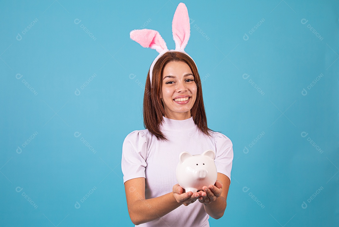 Mulher fantasiada de coelho páscoa segurando ovos de páscoa download