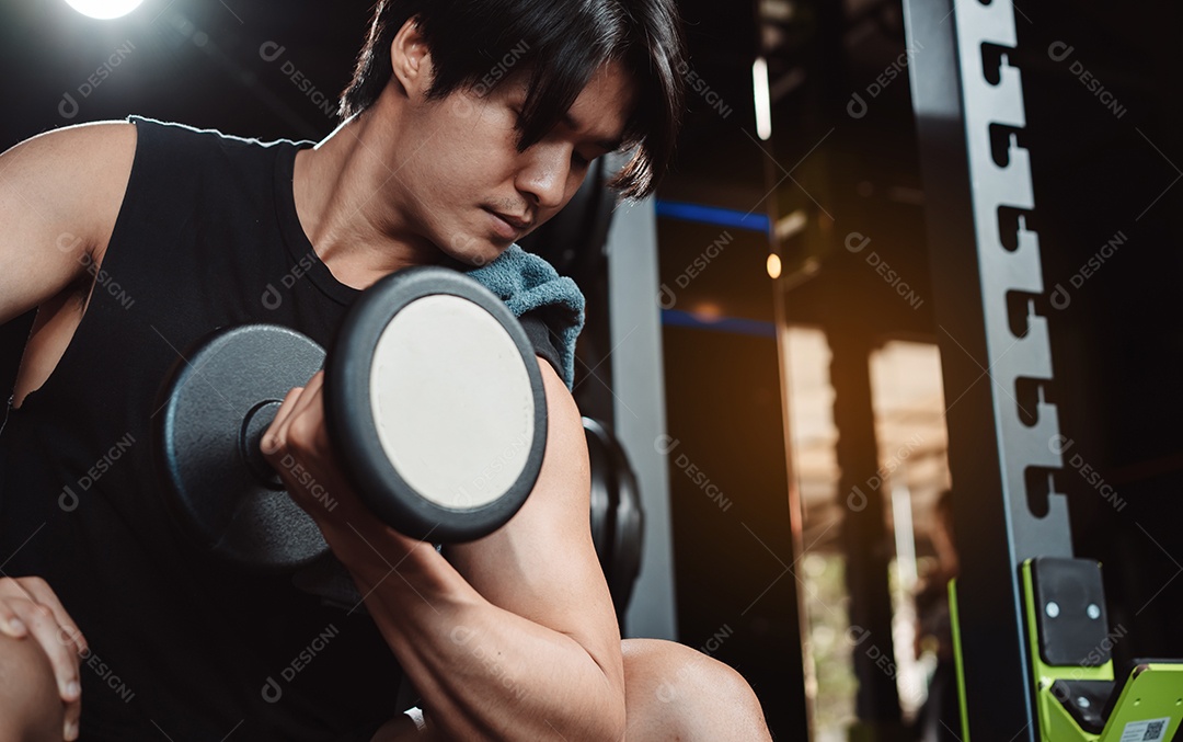 Homem malhando na academia fitness [download] - Designi