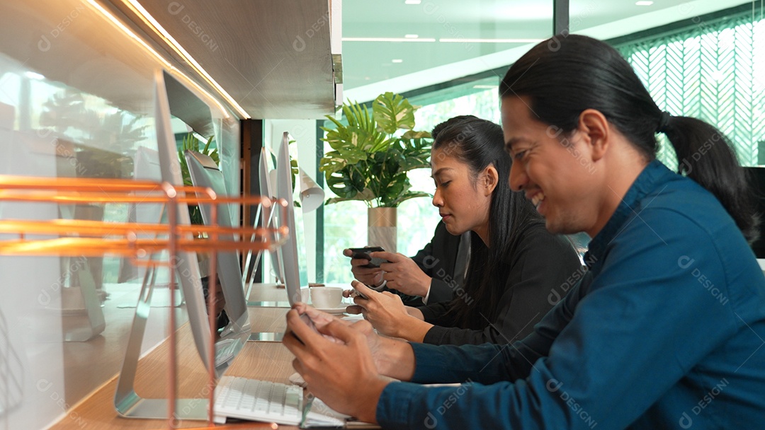 Equipe de funcionários alegres no trabalho