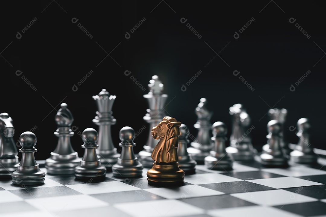 Tabuleiro de xadrez colorido de madeira isolado no fundo branco
