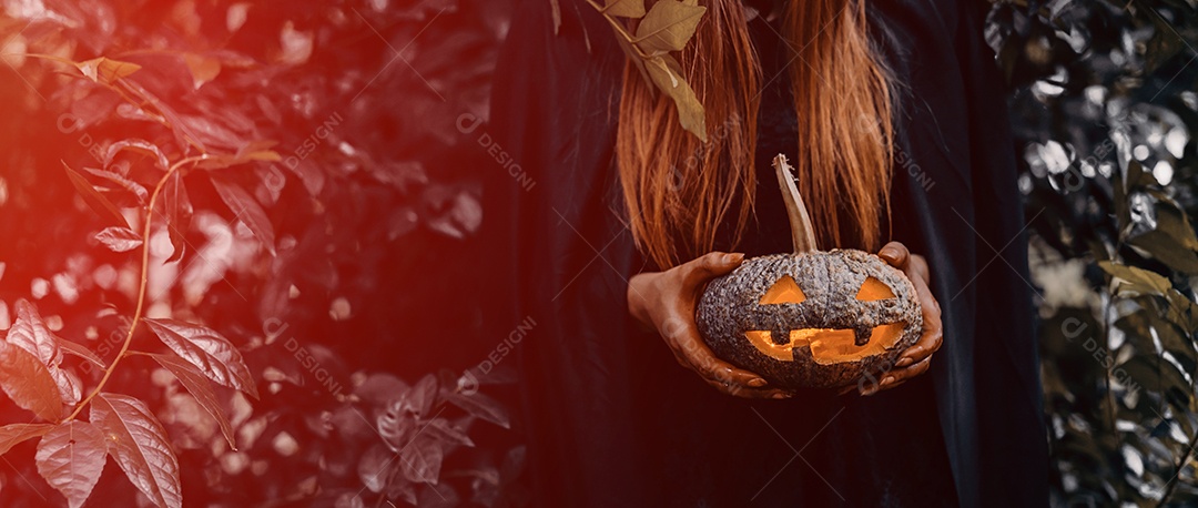 Mulher Em Traje De Bruxa Halloween Segurando Uma Grande Abóbora