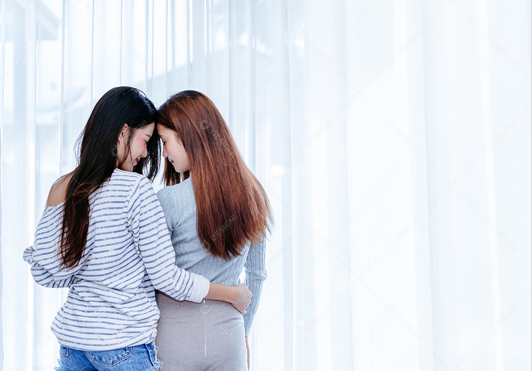 Feliz Amante De Casal De Lésbicas Asiáticas Do Mesmo Sexo No Quarto Download Designi 3180