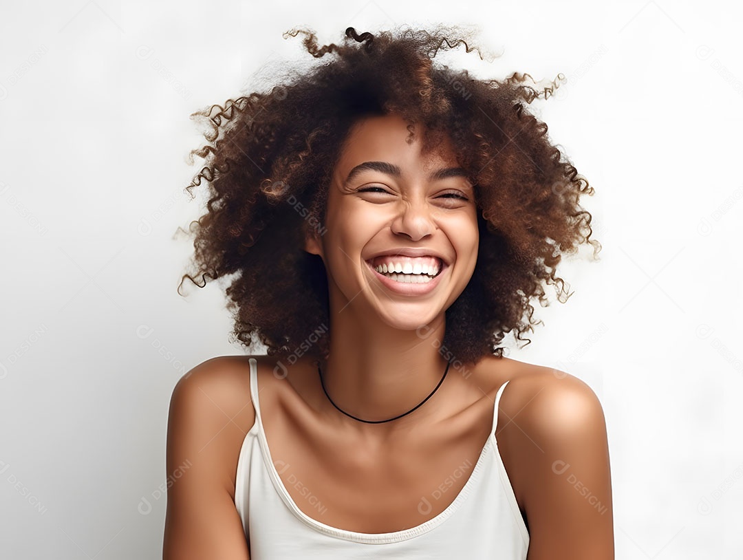 Linda mulher jovem sorridente cabelo cacheado sobre fundo isolado branco