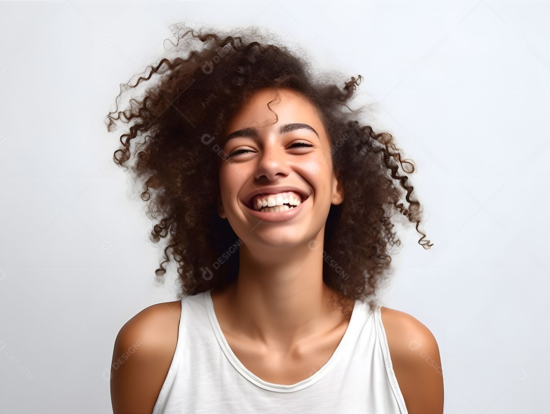 Linda mulher jovem sorridente cabelo cacheado sobre fundo isolado branco