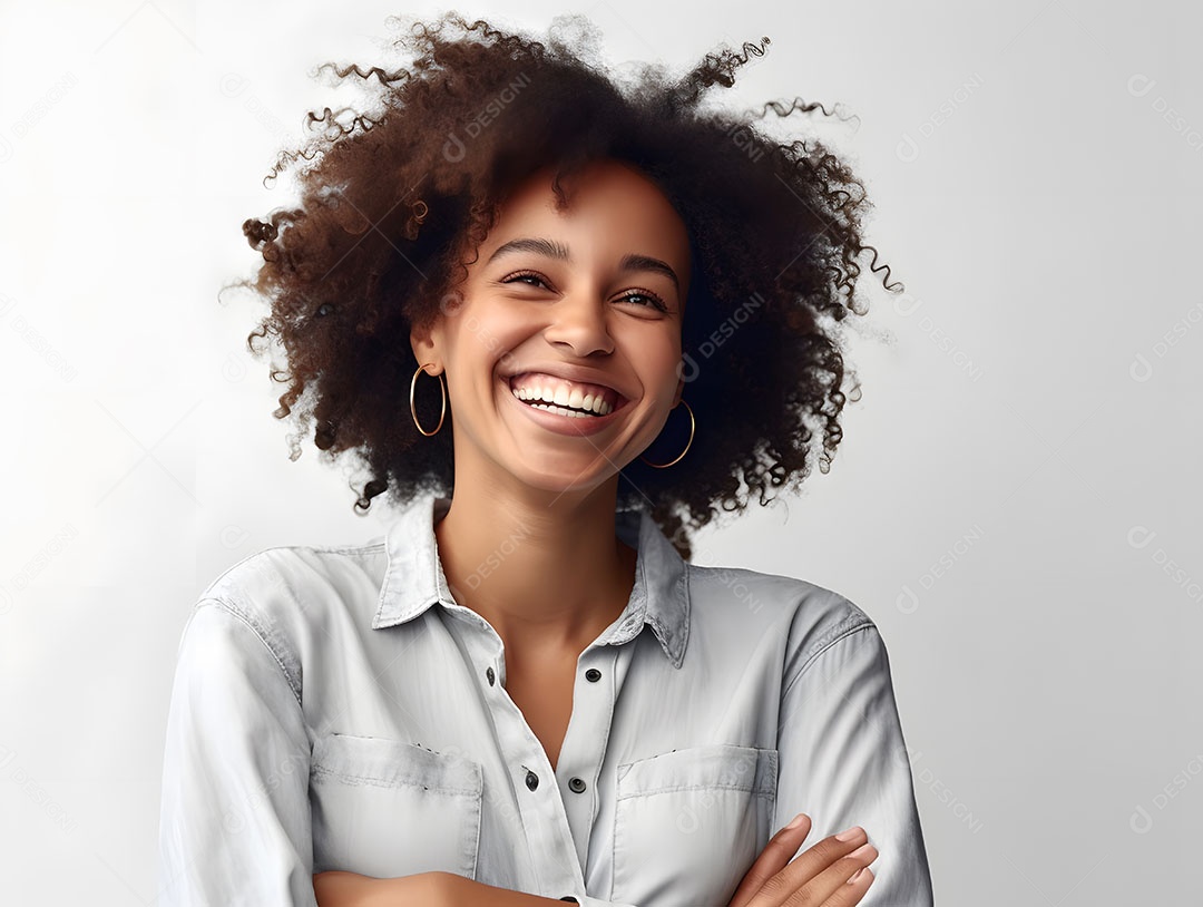 Linda mulher jovem cabelo cacheado sobre fundo isolado branco